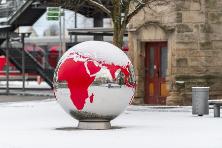 Lichtfigur Globus vor Sonneberger Bahnhof