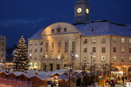 Der Weihnachtsmarkt in Sonneberg im abendlichen Lichterglanz 