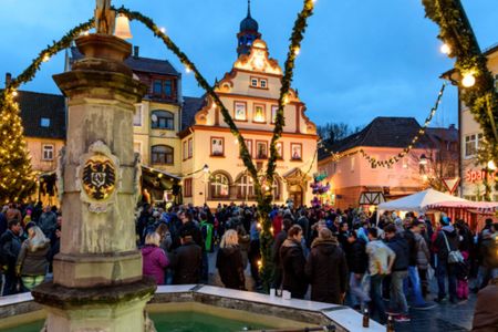 Weihnachtsmarkt Fränkische Weihnacht Bad Rodach mit Brunnen auf dem Marktplatz